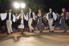 ΠΑΡΑΔΟΣΙΑΚΟΙ ΧΟΡΟΙ ΣΤΗΝ ΠΛΑΤΕΙΑ ΤΗΣ ΚΥΨΕΛΗΣ